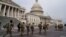Miembros de la Guardia Nacional llegan al Capitolio el lunes, días después que seguidores del presidente Donald Trump atacaron el Capitolio en Washington.
