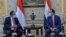 Le Premier ministre égyptien Mostafa Madbouly (à droite) et son homologue soudanais Abdalla Hamdok se rencontrent au Caire, la capitale égyptienne, le 11 mars 2021.