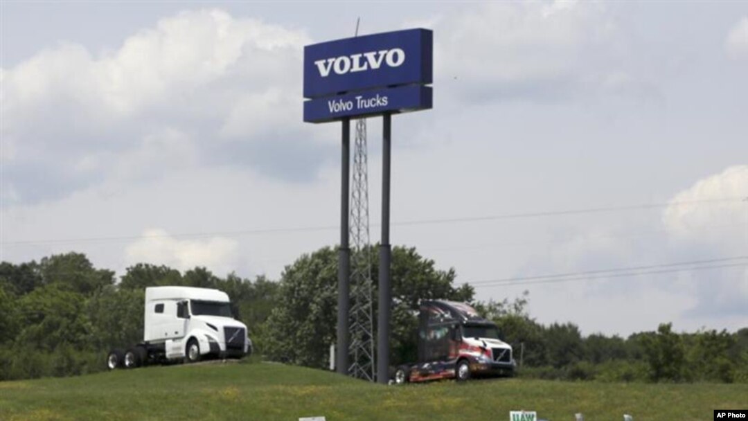 En esta fotografía de archivo del 18 de junio de 2021, los miembros de UAW hacen huelga frente a la planta de Volvo Trucks North America en Dublin, Virginia, EE. UU.
