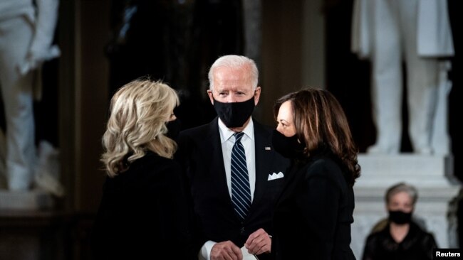 Joe Biden dhe gruaja e tij, Jill Biden flasin me senatoren Kamala Harris në ceremoninë e homazheve për anëtaren e Gjykatës së Lartë, Ruth Bader Ginsburg