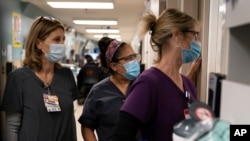 미국 로스앤젤레스 소재 홀리크로스 병원 응급실 의료진이 코로나 확진 환자의 심폐소생 상황을 지켜보고 있다.