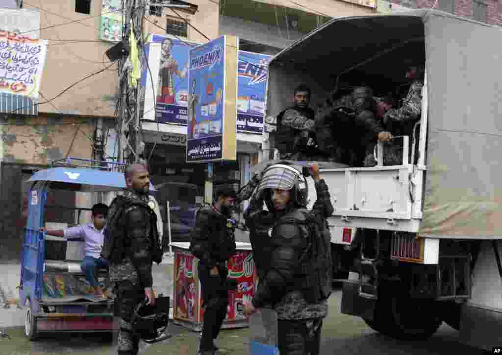 پولیس کے دستے اندرون شہر کے اس علاقے میں موجود ہیں جہاں سے ایک جلوس کو ایئرپورٹ روانہ ہونا تھا۔