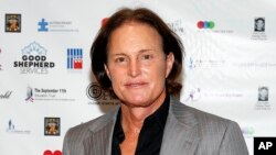 Bruce Jenner se encuentra en camino a un cambio de género, así lo confirmó su madre Esther de 88 años, qiuen decidió acabar con los rumores y afirmar la decisión de su hijo.