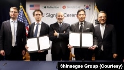 하워드 러트닉 미 상무부 장관(사진 가운데)이 한국 신세계와 미국 리플렉션 경영자들과 함께 사진 촬영을 하고 있다.