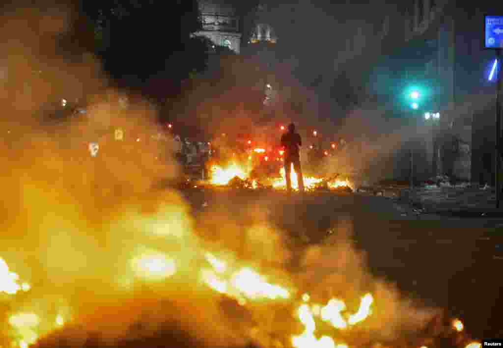 브라질 리우데자네이루에서 20일 반정부 시위대가 경찰과 충돌한 가운데, 거리에서 불길이 솟아오르고 있다.