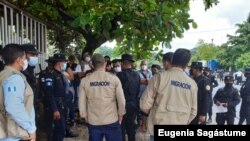 Agentes de migración de Guatemala interceptan a migrantes hondureños el 4 de octubre de 2020. Foto cortesía Instituto Guatemalteco de Migración.