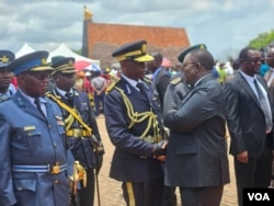 Umsekeli kamongameli uMnu. Constantino Chiwenga lenkokheli yezomvikela eNational Heroes Acre in Harare