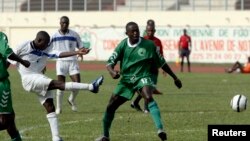 Yeo de Séwé Sport de San Pedro, à gauche, amorce un tir en face de Kingue Mpongo Stephane de Coton sport du Cameroun au cours d’un match de la ligue africaine des champions à Abidjan, 3 mars 2007.