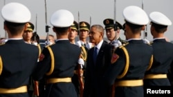 Tổng thống Obama đi ngang hàng vệ binh danh dự khi đến Bắc Kinh, ngày 10 tháng 10, 2014.