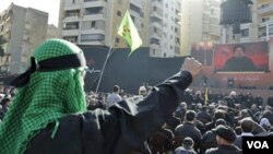 Para pendukung Hizbullah saat mendengarkan pidato pemimpin Hizbullah, Syekh Hassan Nasrallah dalam peringatan hari Ashura di Beirut, 16 Desember 2010.