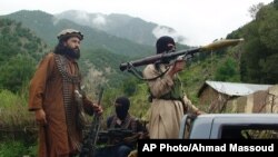 Anggota Taliban tengah berpatroli di wilayah Shawal, Waziristan utara, Pakistan (Foto: dok). Pasukan angkatan udara Pakistan membombardir tempat persembunyian militan di sekitar wilayah ini (20/2).