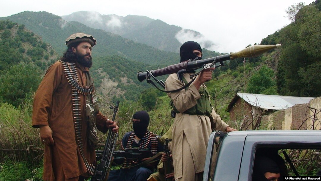 Anggota Taliban tengah berpatroli di wilayah Shawal, Waziristan utara, Pakistan (Foto: dok). Pasukan angkatan udara Pakistan membombardir tempat persembunyian militan di sekitar wilayah ini (20/2).