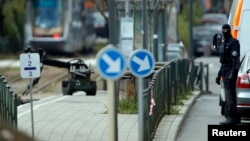 Cảnh sát hôm 25/3 dùng robot để lục soát quận Schaerbeek sau vụ đánh bom ở thủ đô Brussels hôm thứ Ba. 