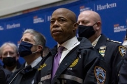 Le maire de New York, Eric Adams, s'exprime lors d'une conférence de presse à l'hôpital de Harlem après la fusillade d'un policier, vendredi 21 janvier 2022