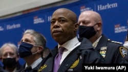 Eric Adams s'exprime à l'hôpital de Harlem après la fusillade, le 21 janvier 2022, à New York.