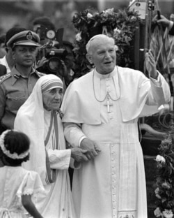 Pope John Paul II holds hands with Mother Teresa after visiting the Casa del Cuore Puro, Mother Teresa's home for the destitute and dying in the eastern Indian city of Calcutta, February 3, 1986. REUTERS