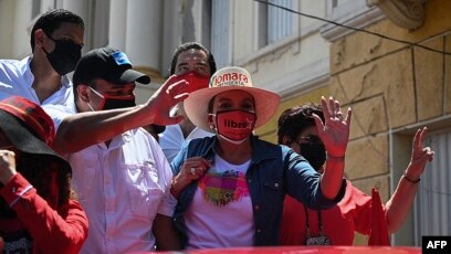 La candidata de izquierda Xiomara Castro, del opositor Libertad y Refundación (LIBRE), esposa del depuesto presidente Manuel Zelaya, consolida apoyos; encuestas de opinión le dan 38% de preferencias, distante del 50+1% requeridos para ganar la silla presidencial. 
