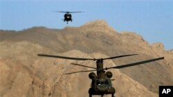 Helikopter AS jenis Chinook yang beroperasi di Afghanistan (foto: dok). Sebuah perusahaan AS mengaku bersalah menjual perangkat keras helikopter tempur jenis Z-10 ke Tiongkok. 