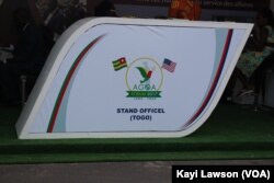 Logo du 16e forum de l’Agoa à Lomé, Togo, 8 août 2017 2017. (VOA/Kayi Lawson)