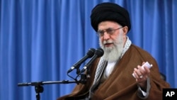 El líder supremo iraní, ayatolá Ali Khamenei, criticó los candidatos presidenciales estadounidenses durante un discurso ante estudiantes en Teherán, Irán, el miércoles, 2 de noviembre, de 2016.