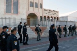 Polisi Israel meninggalkan sekolah Talmud Yahudi di kota Ashdod, Israel, yang melanggar aturan lockdown, 22 Januari 2021.