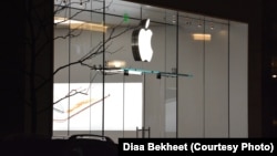 A customer is entering the Apple store in Fairfax, Virginia. (Photo by Diaa Bekheet)