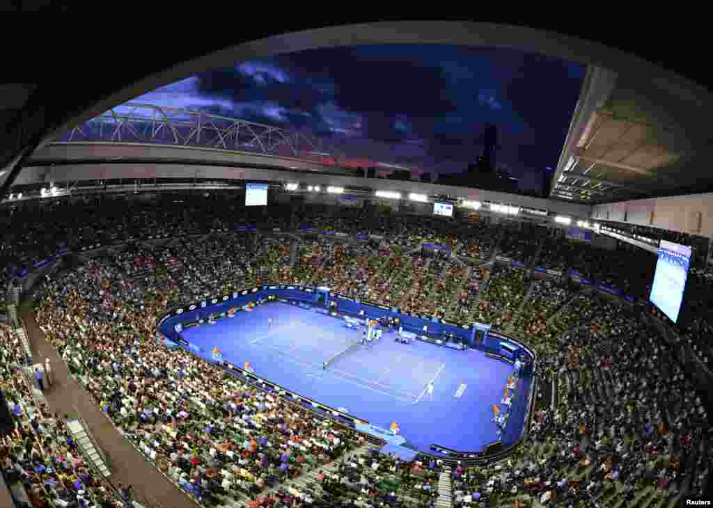 Mặt trời lặn trên trận đấu đơn nam giữa tay vợt David Ferrer của Tây Ban Nha và Marcos Baghdatis người Cyrus tại Gải Quần vợt Australia mở rộng ở Melbourne. (Ruters)