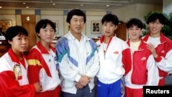 中国田径教练马俊仁(中)与王军霞(左二)和其他马家军成员涉及违禁药物的丑闻 (资料照片)