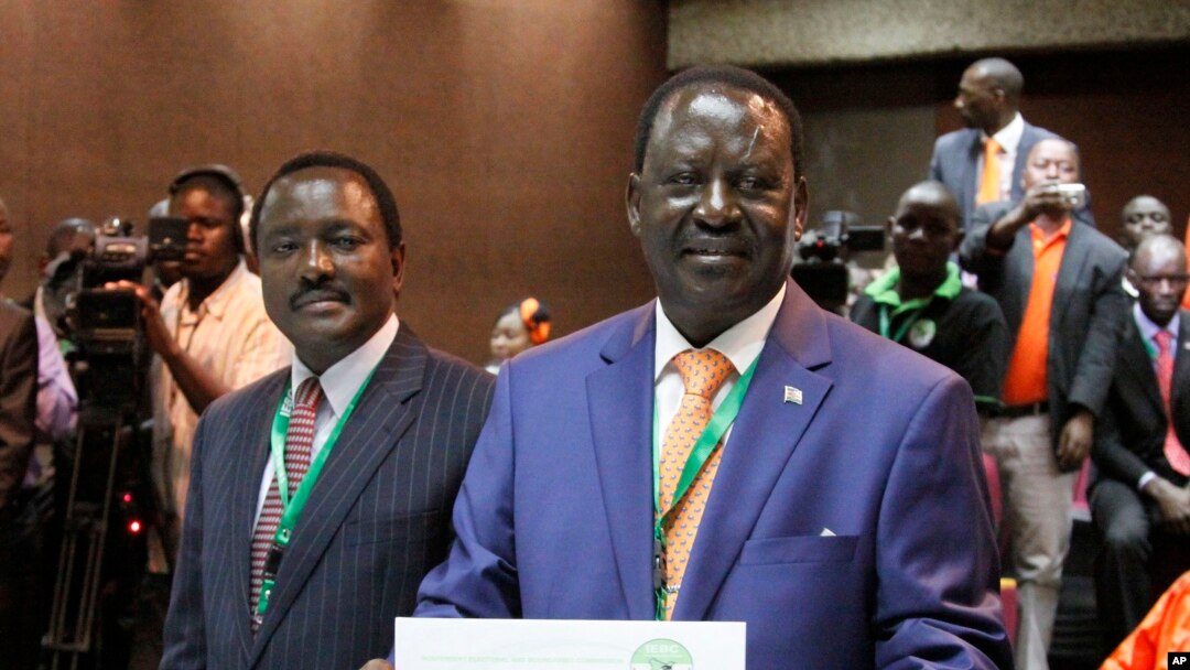 Raila Odinga, afise ikarata yo gutora, ari kumwe na vice president Kalonzo Musyoka, I Nairobi, muri Kenya kw'igenekerezo rya 30 ry'ukwezi kwa mbere, umwaka w'2013.