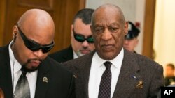 Aktor Bill Cosby (kanan) saat tiba di kantor pengadilan Norristown, Pennsylvania, 3 Februari lalu (foto: dok).