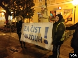 Ksenija Lalić, jedna od organizatora protesta, govori tokom okupljanja protiv zagađenja vazduha u Pančevu, 5. februara 2020. (Foto: VOA/Veljko Popović)