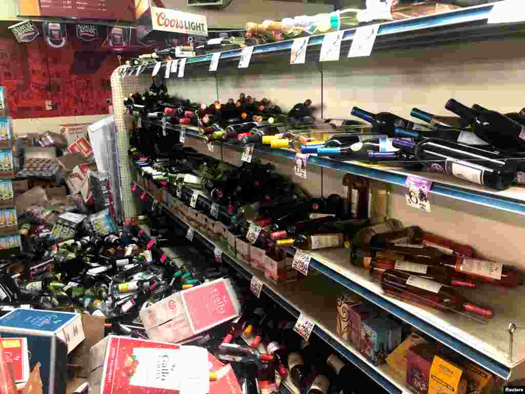 Botellas de vino derribadas se ven en una estantería, después de un terremoto en Eastridge Market. &nbsp; &nbsp; &nbsp; &nbsp; &nbsp; &nbsp; 