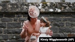 Kate, Duchess of Cambridge berbicara kepada Putri Charlotte setelah pernikahan Pippa Middleton dan James Matthews di Gereja St Mark di Englefield, Inggris Sabtu, 20 Mei 2017. (Foto: AP/Kirsty Wigglesworth)