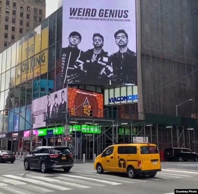 Weird Genius di papan Billboard Time Square, New York (courtesy: @weird.genius).