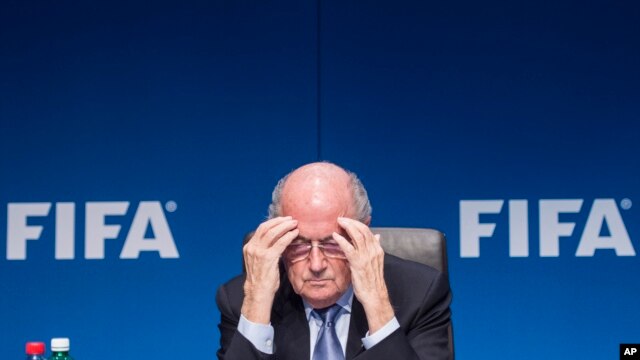 El suspendido presidente de la FIFA, Joseph Blatter, ha descrito la audiencia en su contra como una "inquisición".