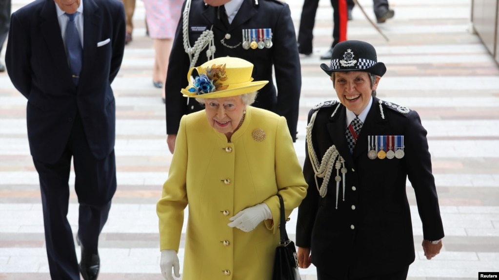 Ratu Inggris Elizabeth berjalan bersama Komisioner Polisi Metropolitan Cressida Dick tiba di gedung markas Kepolisian Metropolitan yang baru di pusat London, Inggris, 13 Juli 2017.