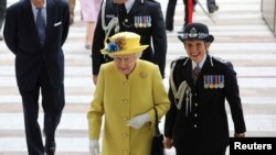 Ratu Inggris Elizabeth berjalan bersama Komisioner Polisi Metropolitan Cressida Dick tiba di gedung markas Kepolisian Metropolitan yang baru di pusat London, Inggris, 13 Juli 2017.