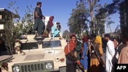 Talibanski borci čuvaju stražu kraj puta u Heratu, trećem najvećem afganistanskom gradu, 13. august 2021.