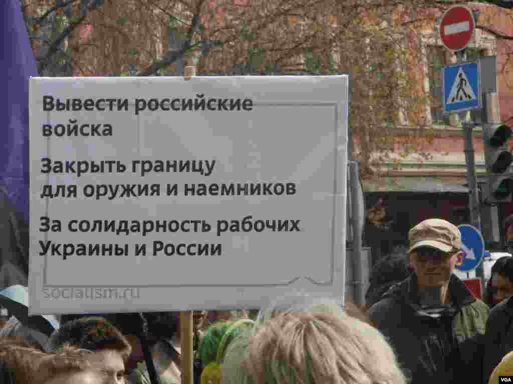 Уверениям официальной российской пропаганды о том, что в Украине нет российских войск, верят далеко не все