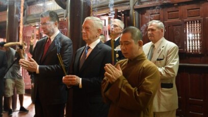 Ông Mattis dâng hương chùa Trấn Quốc trong lần thăm Việt Nam hồi đầu năm 2018.