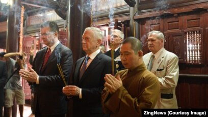 Bộ Trưởng Mattis thắp nhang tại chùa Trấn Quốc, Hà Nội.