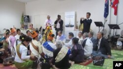 ພິທີບາສີສູ່ຂວັນ ໃນງານສະເຫລີມສະຫລອງປີໃໝ່ລາວຂອງສະມາຄົມສົ່ງເສີມຊຸມຊົນລາວ ລັດນິວເຊົ້າທ໌ເວລສ໌ (LCAC-NSW), ອອສເຕຣເລຍ, ວັນທີ 17 ເມສາ 2011.