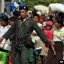 Thai police escort a group of Burma refugees crossing to Myawaddi town at the Thai-Burma border town of Mae Sot (File Photo)