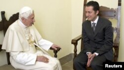 Según el Vaticano, se trató de un gesto paterno hacia una persona con la que el Papa compartió durante años un ambiente de familia.