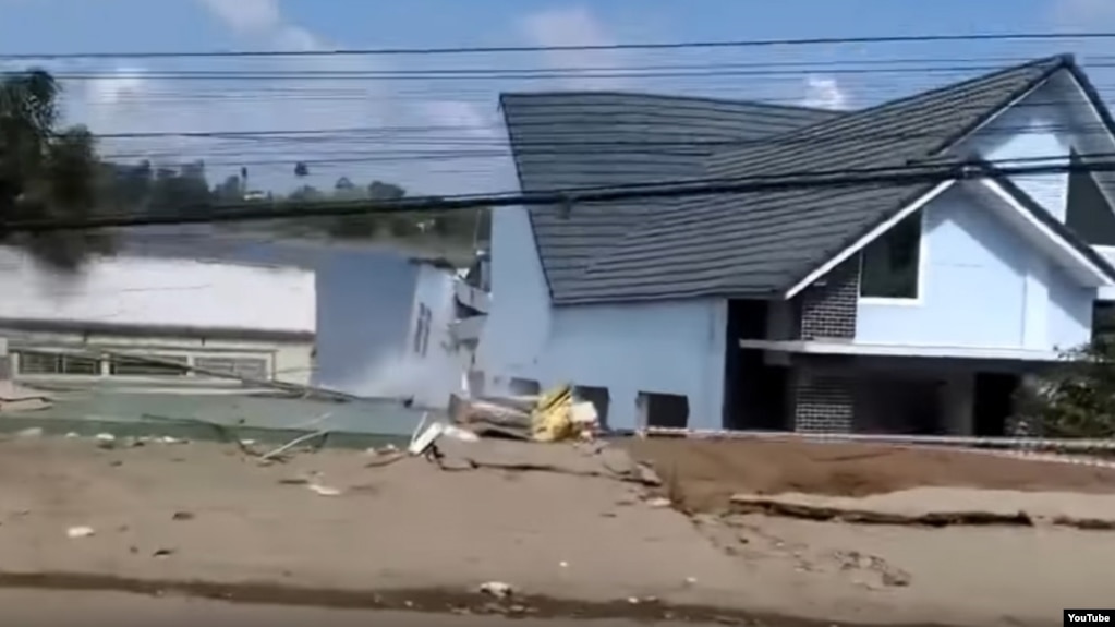 19 căn nhà đã bị đổ xuống sông hôm 22/4, theo AGTV.