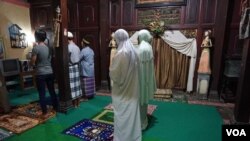 Shinta Ratri dan para waria pesantren Al Fatah melakukan salat jamaah. (Foto: K. Varagur/VOA)