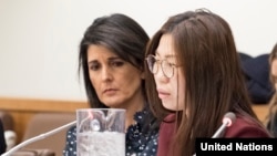 지난달 뉴욕 유엔본부에서 열린 북한 인권 행사에서 탈북자 지현아 씨가 북한에서 겪은 인권 유린 실태를 증언하고 있다. 니키 헤일리 유엔주재 미국대사(왼쪽)도 지 씨의 증언을 경청했다.