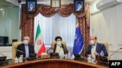 Presiden Iran Ebrahim Raisi (tengah) di kantor Menteri Perminyakan, 27 Oktober 2021. (Kantor Presiden Iran/AFP)