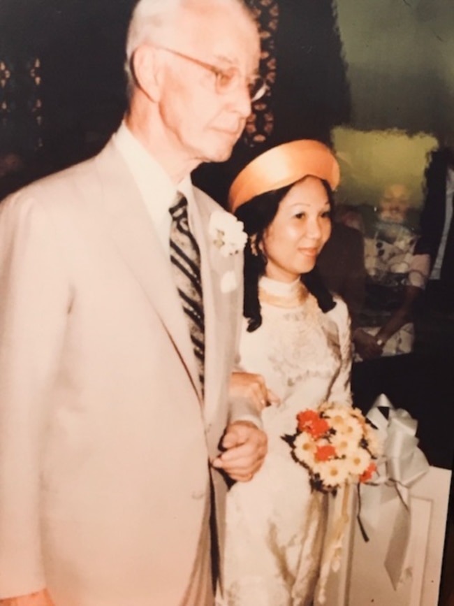 Cựu đại sứ Mỹ tại Nam Việt Nam, Ellsworth Bunker, và cô dâu Jackie Bông tại lễ cưới Jackie Bông và Lacy Wright, Washington, 1976.