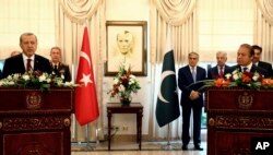 Pakistan's Prime Minister Nawaz Sharif, right, and Turkey's President Recep Tayyip Erdogan speak to the media during a joint news conference after their talks, in Islamabad, Pakistan, Thursday, Nov. 17, 2016.